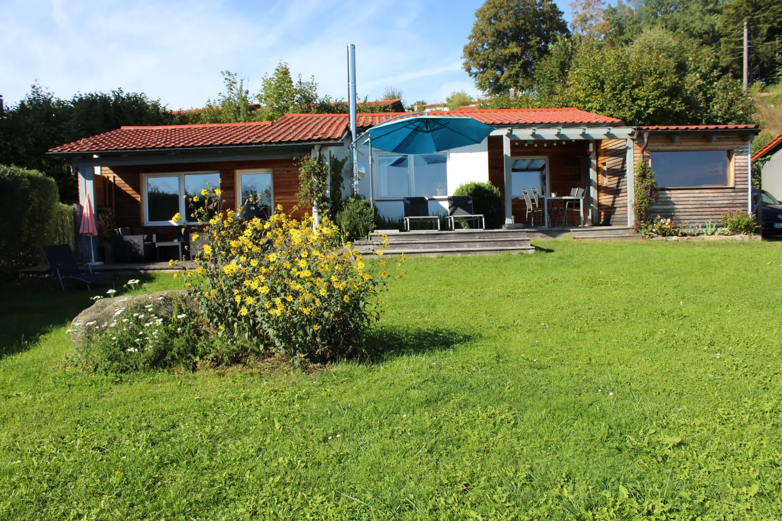 Schauinsland Aussenansicht Eingezaeunter Garten Hecke 202602